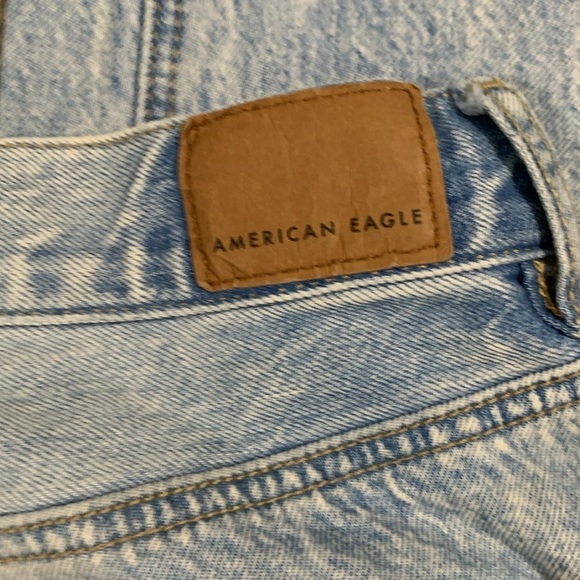 American Eagle “Mom Jean” Light Wash Distressed Busted Knee size 4Short - Picture 9 of 9